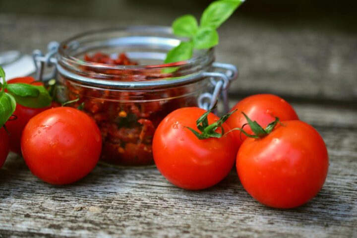 Frische und getrocknete Tomaten